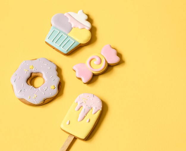 Hermosas galletas de jengibre para una fiesta infantil en forma de dulces, planas.