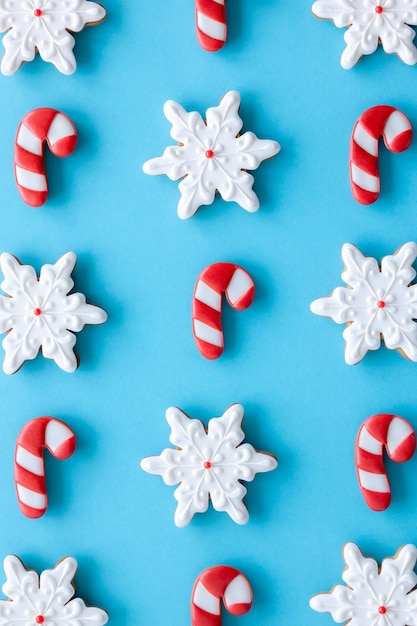 Foto gratuita hermosas galletas de jengibre glaseadas de navidad sobre un fondo azul plano