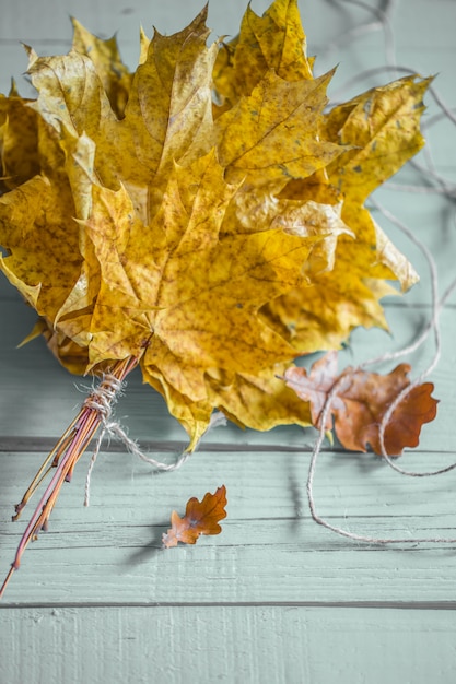 Foto gratuita hermosas hojas de otoño en concepto de otoño de madera