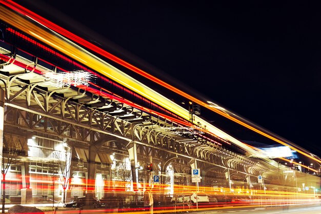 Hermosas luces de noche en la ciudad. Abstracto. Concepto urbano. Hamburgo, Alemania.