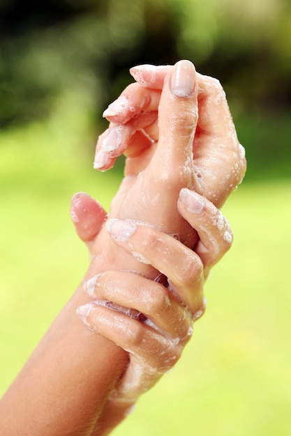 Hermosas manos en jabón