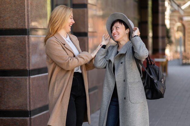 Hermosas mejores amigas de mediana edad pasar tiempo juntos en la ciudad