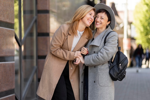 Hermosas mejores amigas de mediana edad pasar tiempo juntos en la ciudad