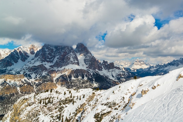 Hermosas montañas en los Alpes bajo el cielo nublado: ideal para fondos de pantalla