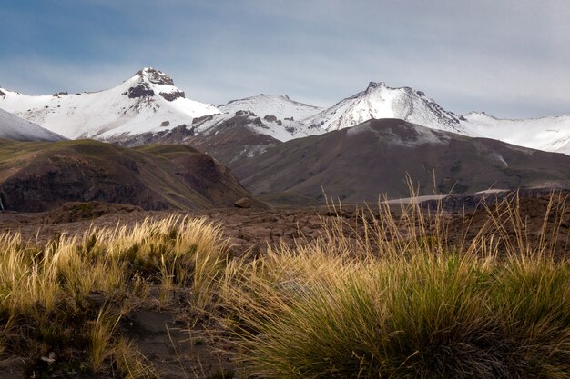 Hermosas montañas altas cubiertas de nieve