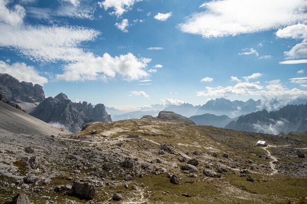 Hermosas montañas y cielo azul con nubes blancas