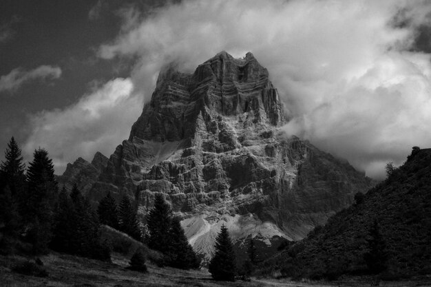 Hermosas montañas y colinas en blanco y negro
