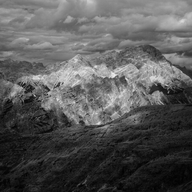 Hermosas montañas y colinas en blanco y negro