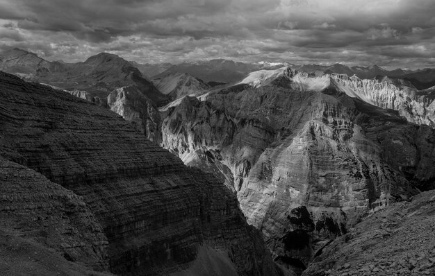 Hermosas montañas y colinas en blanco y negro