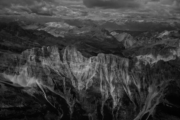 Hermosas montañas y colinas en blanco y negro