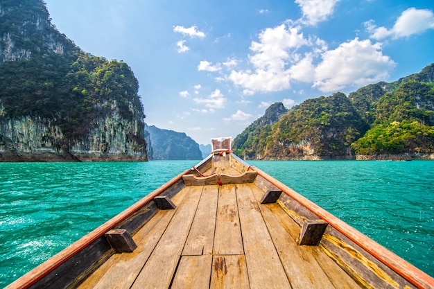 Hermosas montañas en la presa de Ratchaprapha en el Parque Nacional Khao Sok, provincia de Surat Thani, Tailandia