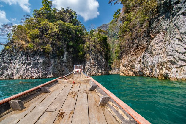 Hermosas montañas en la presa de Ratchaprapha en el Parque Nacional Khao Sok, provincia de Surat Thani, Tailandia