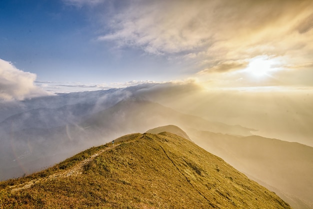 Hermosas montañas y un sol brillante