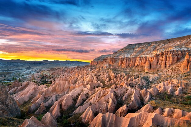 Hermosas montañas y Valle Rojo al atardecer en Goreme, Capadocia en Turquía.