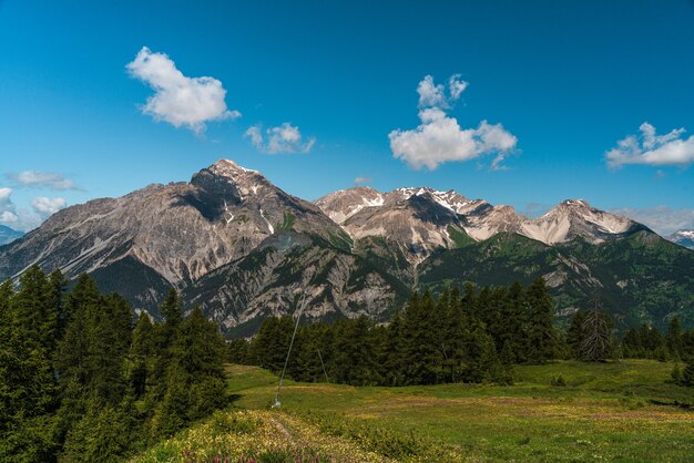 Hermosas montañas en verano con sombras de nubes sobre ellas