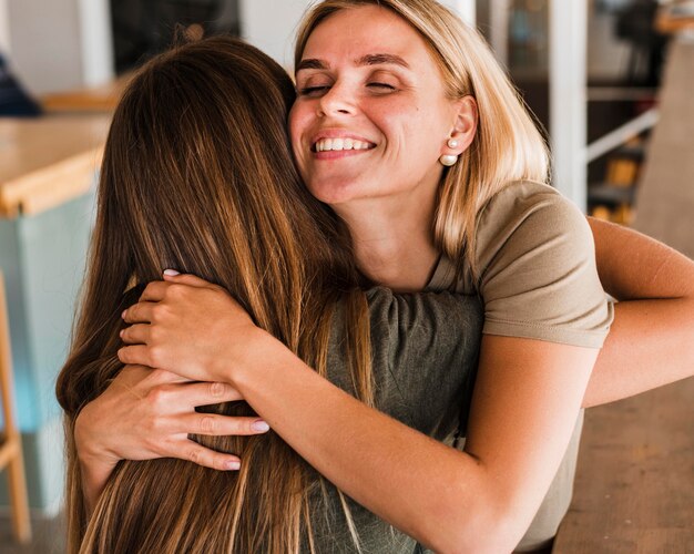 Hermosas mujeres abrazándose