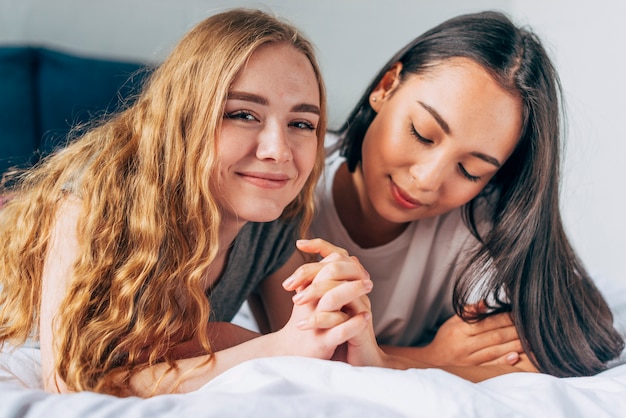 Hermosas mujeres acostado en la cama