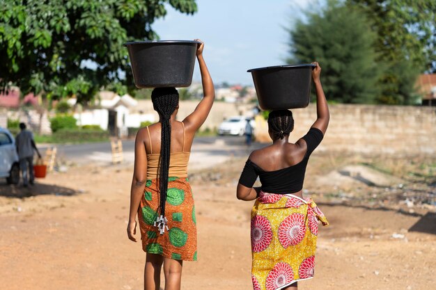 Hermosas mujeres africanas a buscar agua