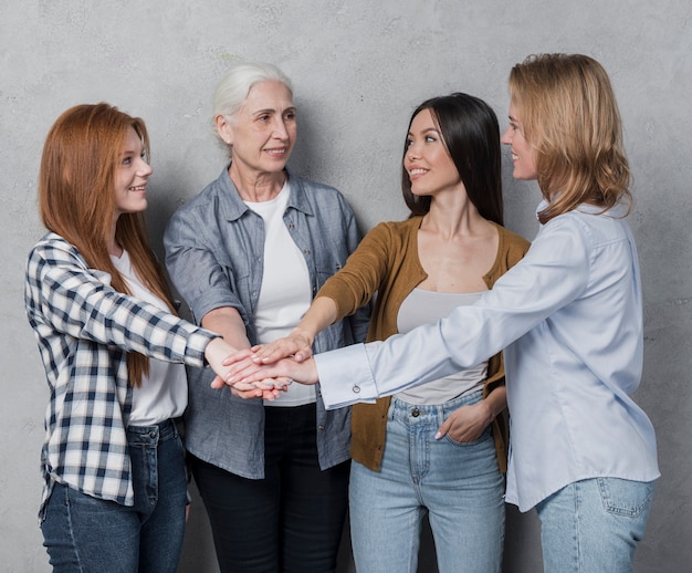 Hermosas mujeres se apoyan mutuamente