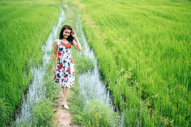 Hermosas mujeres caminan felices en el prado