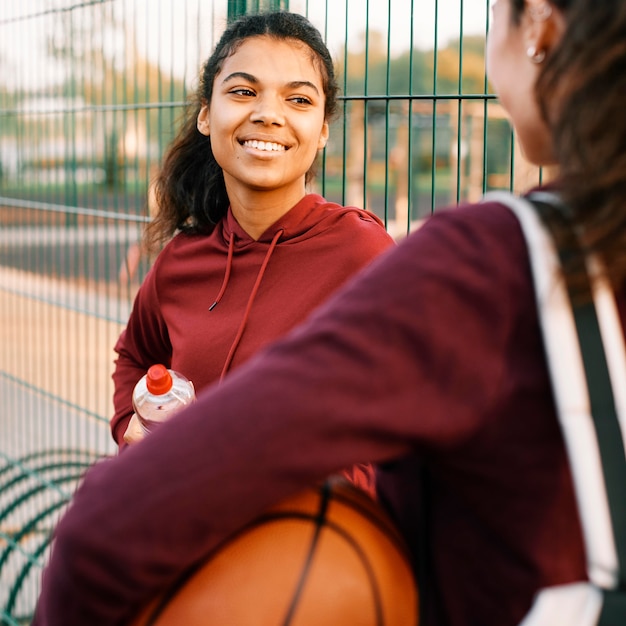 Foto gratuita hermosas mujeres caminando a casa después de un partido de baloncesto