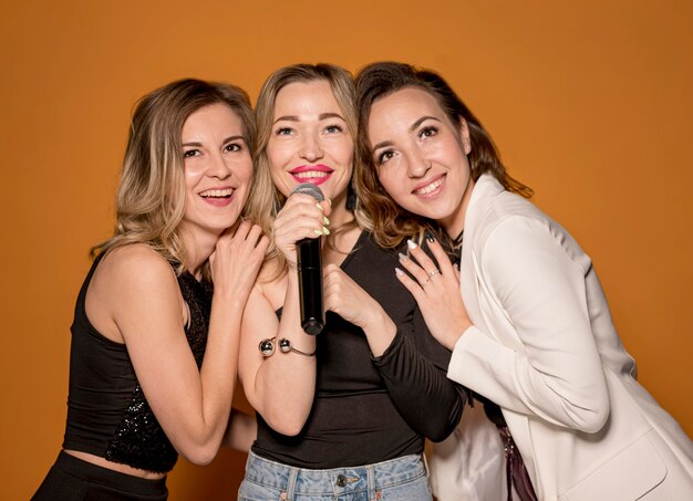 Hermosas mujeres cantando