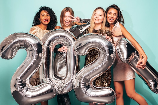 Foto gratuita hermosas mujeres celebrando el año nuevo.feliz mujer hermosa con estilo