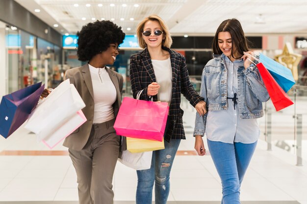 Hermosas mujeres comprando juntas