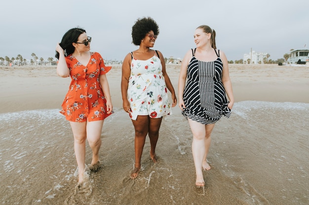 Hermosas mujeres disfrutando de la playa