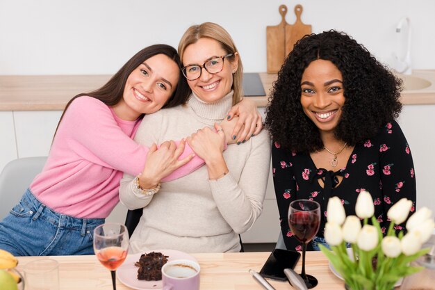 Hermosas mujeres divirtiéndose juntas