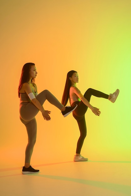 Hermosas mujeres divirtiéndose en zumba