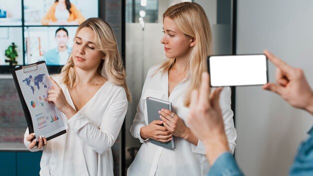 Hermosas mujeres empresarias y copia espacio teléfono móvil