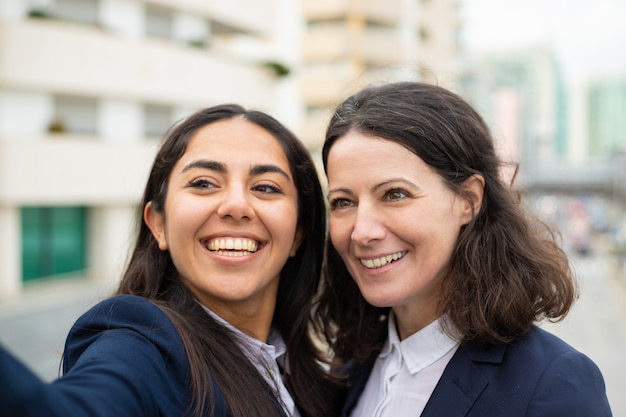 Hermosas mujeres empresarias felices