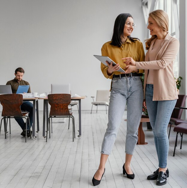 Hermosas mujeres empresarias hablando con espacio de copia