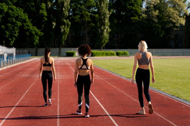 Foto gratuita hermosas mujeres entrenando para una competencia de carrera.