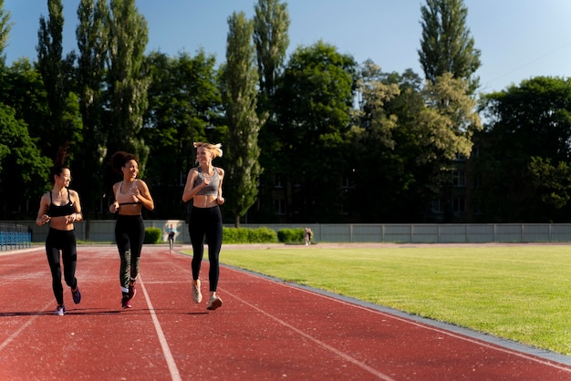 Foto gratuita hermosas mujeres entrenando para una competencia de carrera.