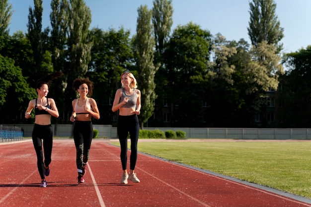 Hermosas mujeres entrenando para una competencia de carrera.