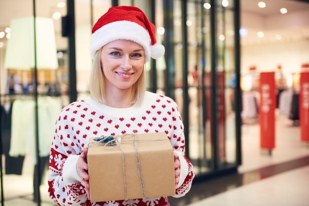 Hermosas mujeres con gorro de Papá Noel y regalo de Navidad