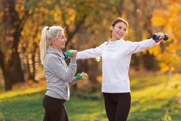 Hermosas mujeres haciendo ejercicios de fitness