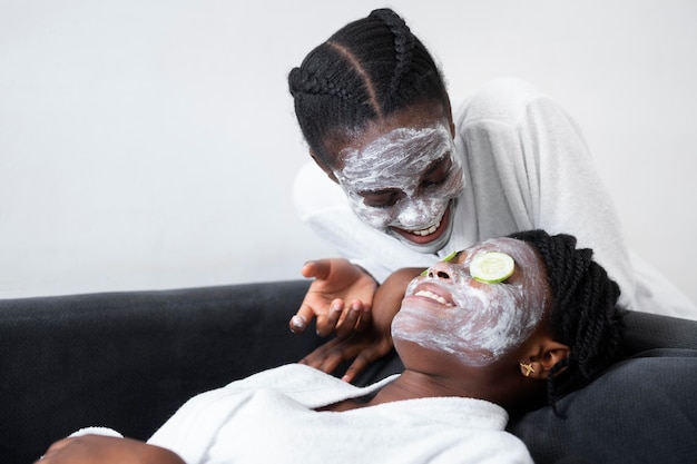 Hermosas mujeres haciendo un tratamiento facial en casa