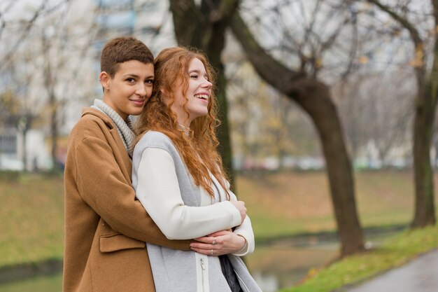 Hermosas mujeres jóvenes abrazándose