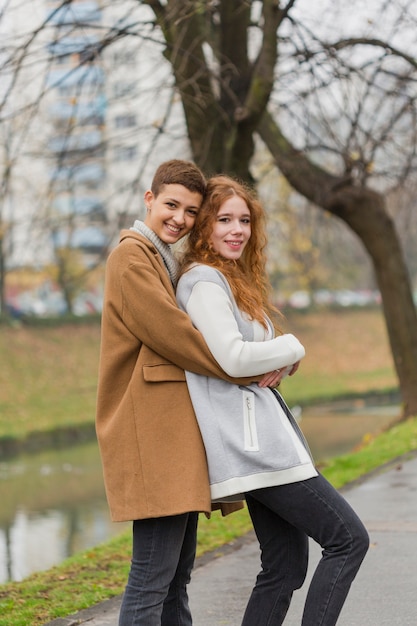 Hermosas mujeres jóvenes abrazándose