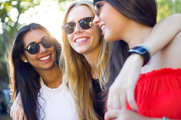 Hermosas mujeres jóvenes se divierten en el parque.