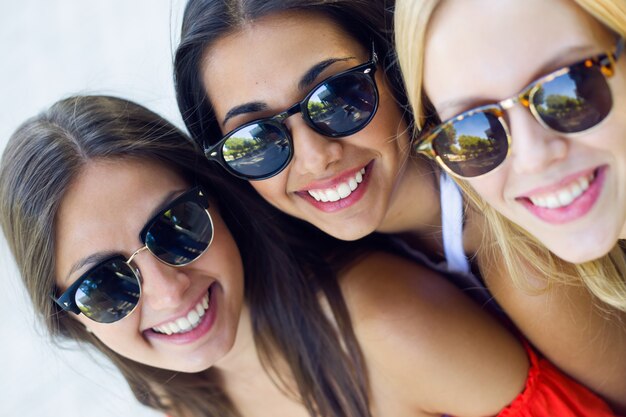 Hermosas mujeres jóvenes se divierten en el parque.