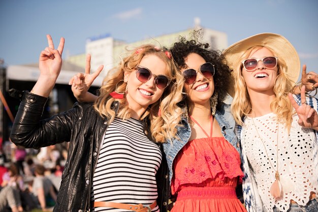 Hermosas mujeres jóvenes divirtiéndose juntos