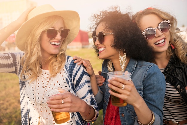 Hermosas mujeres jóvenes divirtiéndose juntos