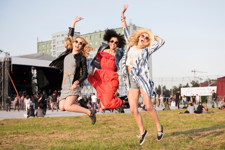 Foto gratuito hermosas mujeres jóvenes divirtiéndose juntos