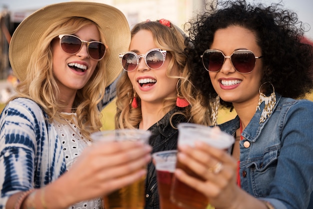 Foto gratuita hermosas mujeres jóvenes divirtiéndose juntos