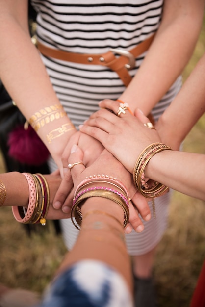 Hermosas mujeres jóvenes divirtiéndose juntos