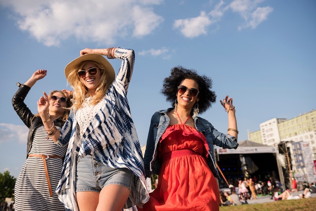 Hermosas mujeres jóvenes divirtiéndose juntos